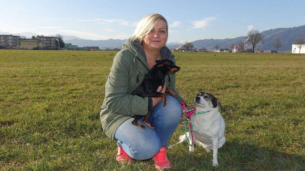 Eva Wolfsberger mit zwei ihrer drei Hunde. Auch fünf Katzen hat sie bei sich aufgenommen