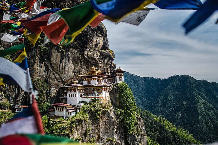 Bhutan. Einst eine Pilgerroute, wurde im September der Trans-Bhutan-Trail vollständig restauriert wiedereröffnet. Der rund 400 Kilometer lange Wanderweg verbindet kleine Dörfer mit prächtigen Tempeln und geheimnisvollen Klöstern.