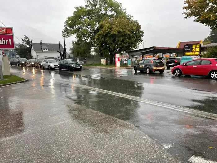 16.25 Uhr: Die Magistratstankstelle wird "gestürmt". Alles läuft in geordneten Bahnen ab