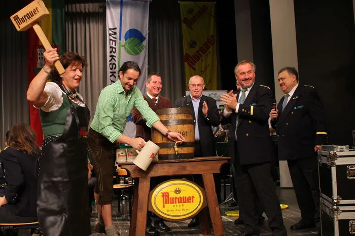 Nach der musikalischen Eröffnung durch die Werkskapelle unter Kapellmeister Matthias Bistan wurde das Fass Bockbier von Landesrätin Uschi Lackner (ganz links) mit einem kräftigen Schwung angeschlagen.