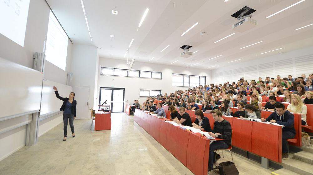Studenten und eine Vortragende am Montag, 2. September 2013, während einer Vorlesung in einem Hörsaal der Wirtschaftsuniversität in Wien
