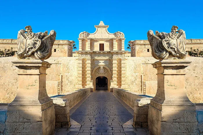 Malta. Auch die Inselgruppe im Mittelmeer stand im Drehbuch: Gefilmt wurde unter anderem in Maltas ehemaliger Hauptstadt Mdina, dem San Anton Palace in Attard oder der Bucht von Dwejra auf der Nachbarinsel Gozo.