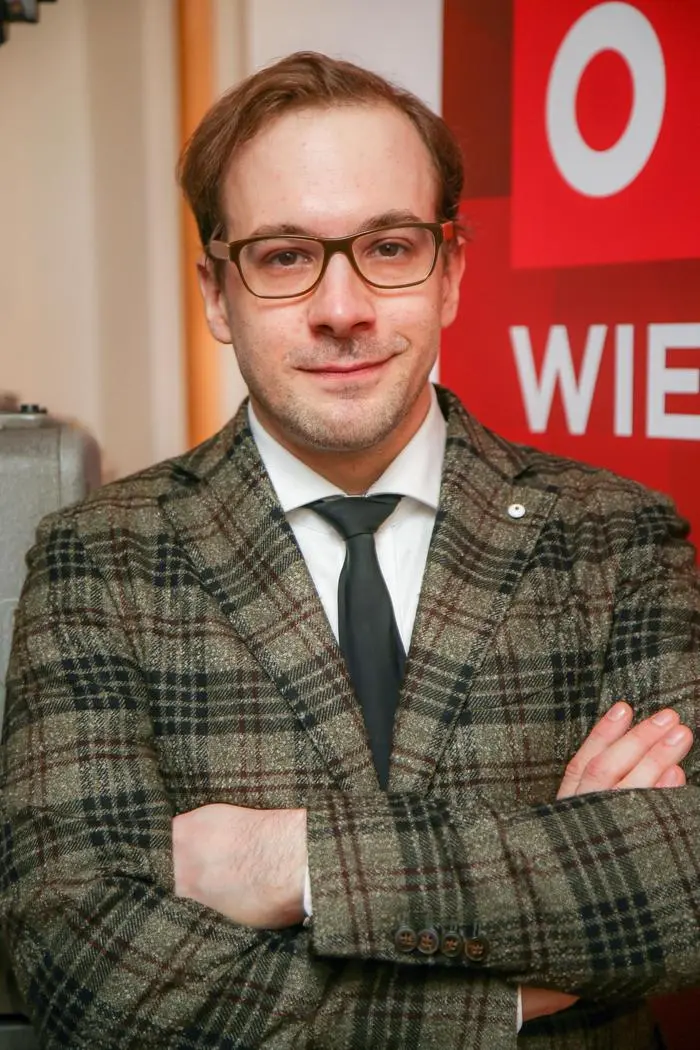 'Florian Teichtmeister und Michael Fitz nehmen am 2. März in ORF 2 ?Die Toten von Salzburg? ins Visier', 'Präsentation von Erhard Riedlspergers ORF/ZDF-Krimi.' Im Rollstuhl auf Verbrecherjagd: Der zweifache Nestroy-Preisträger Florian Teichtmeister geht am Mittwoch, dem 2. März 2016, um 20.15 Uhr in ORF 2 unter die TV-Ermittler ? und nimmt die titelgebenden ?Toten von Salzburg? aus einer außergewöhnlichen Perspektive unter die Lupe. Denn nach einem Paragliding-Unfall ist der Major und neue Leiter der Abteilung Gewalt- und Blutdelikte auf den Rollstuhl angewiesen, was seinen Arbeitsalltag nicht gerade erleichtert. Am 9. Februar wurde der ORF/ZDF-Krimi im Salzburger ?Das Kino? präsentiert.Im Bild: Florian Teichtmeister.   - Veroeffentlichung fuer Pressezwecke honorarfrei ausschliesslich im Zusammenhang mit oben genannter Sendung oder Veranstaltung des ORF bei Urhebernennung.  Foto: ORF/Franz Neumayr.  Anderweitige Verwendung honorarpflichtig und nur nach schriftlicher Genehmigung der ORF-Fotoredaktion.  Copyright: ORF, Wuerzburggasse 30, A-1136 Wien, Tel. +43-(0)1-87878-13606