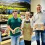 Käsemeister Othmar Pichler und Produktentwickler Richard Weiss mit Mitarbeiterin Tünde Birinyi im „Käse-Eck“ der Obersteirischen Molkerei in Knittelfeld