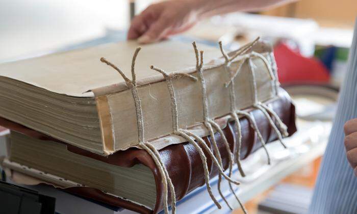 Bei der Buchbinderei  Gutmann trifft alte Handwerkskunst auf neue technische Möglichkeiten