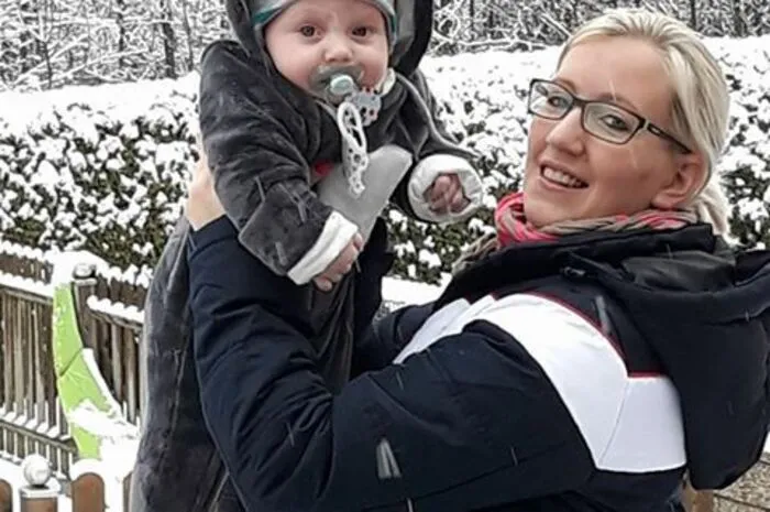 Der kleine Tobias und seine Mama Stefanie Landeshammer aus Hartberg genossen das Schneespielen in vollen Zügen