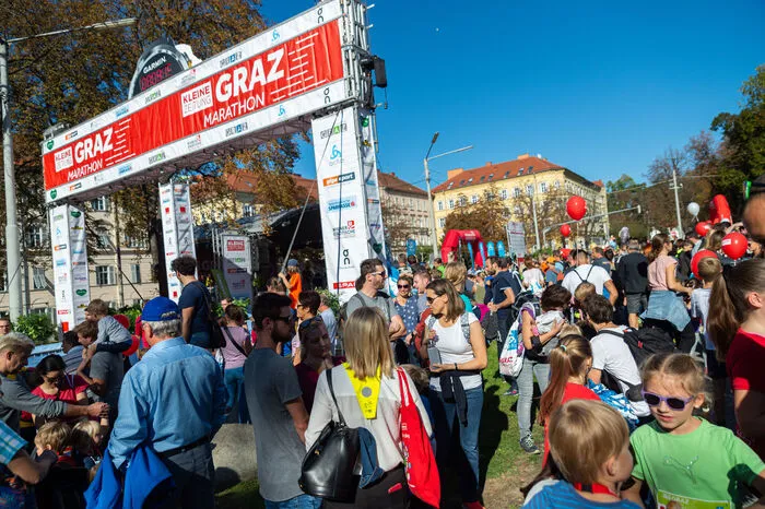 Im Start-Ziel-Bereich vor der Oper tummelten sich Eltern, Freunde, Verwandte und ganze Schulklassen