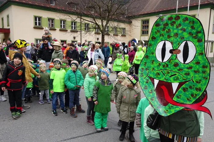 Die Kinder des Kneipp-Kindergartens trumpften als Riesenschlange auf.