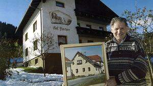 „Fote“ Jakob Regittnig senior zeigt ein altes Bild des Hauses