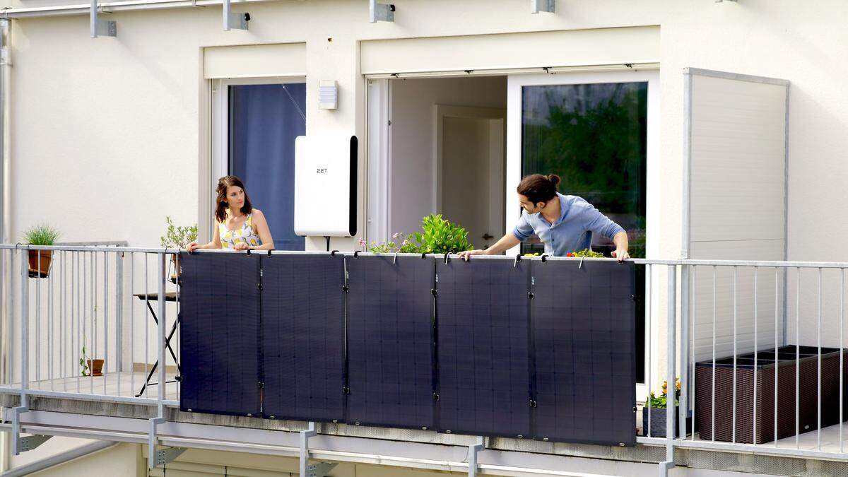 EET stellt Photovolataik-Anlage für Balkon und Garten her - mit oder ohne Speicher