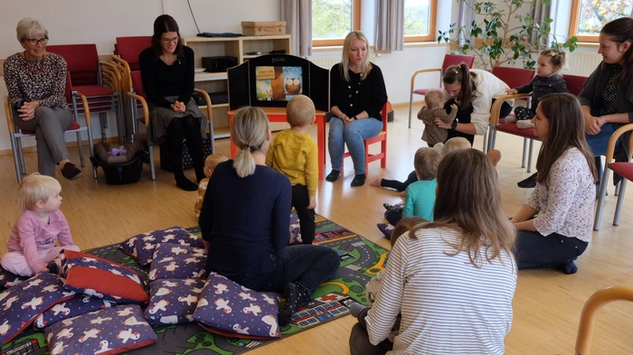 Einmal im Monat treffen sich die kleinsten Bücherwürmer in der Bibliothek in Nitscha zum "großen Krabbeln".