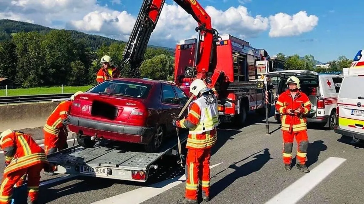 Die Feuerwehrleute aus Krieglach bargen die Wracks.