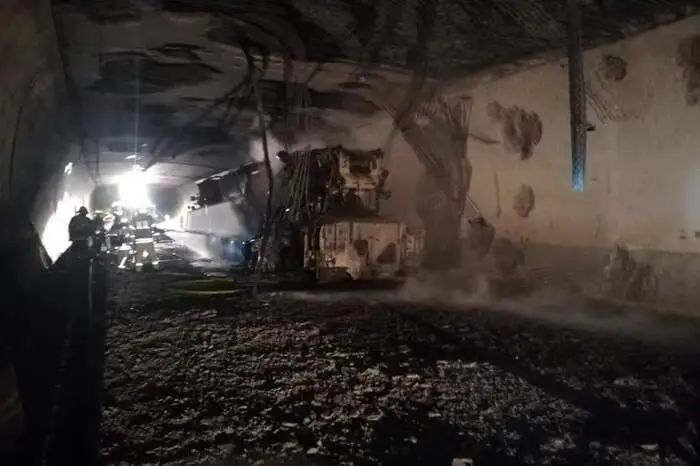 Ein tonnenschwerer Kran, der ausbrannte, richtete im Tunnel großen Schaden an.