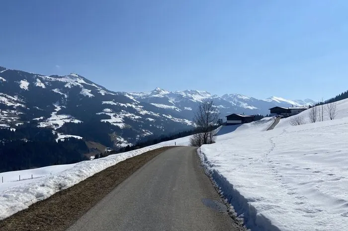 Über den Gruberberg geht nach Westendorf - und das größtenteils auf wenig befahrenen, aber gut geräumten Straßen.