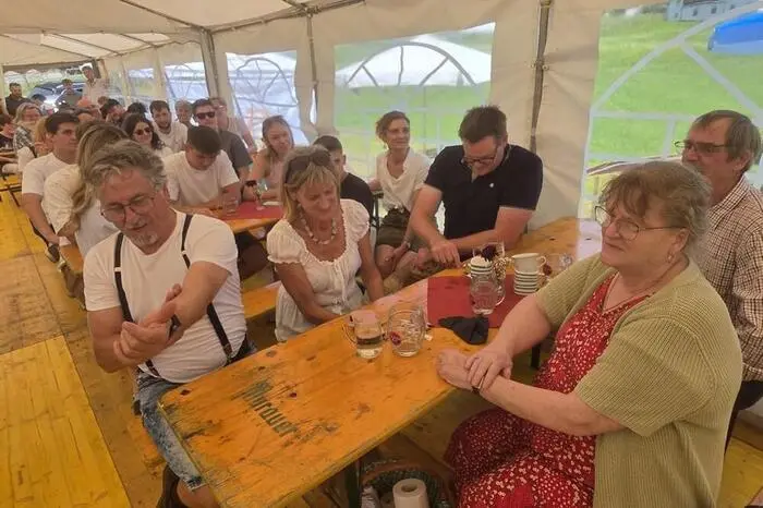 Rund 15 Haushalte zählen zur Gemeinschaft, die seit mittlerweile 40 Jahren eine ganz besondere Tradition pflegt: das gemeinsame Grillfest im Juli.