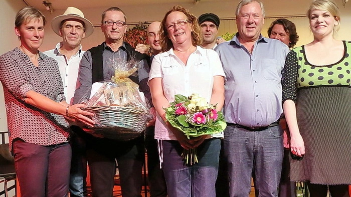 Auf der Bühne gratulierten auch Aniada a Noar und Emma Montanari, die Spafudla und Agnes Palmisano, Pfeffer und Konsorten und Franziska Hatz sowohl als Großmütterchen mit Salonorchester, als auch mit Perlen von „Karat Apart“ und im letzten Akt als „Gemischter Satz“ beim abschließenden festlichen Ernte-Dank-Lunch im Stradnerhof.