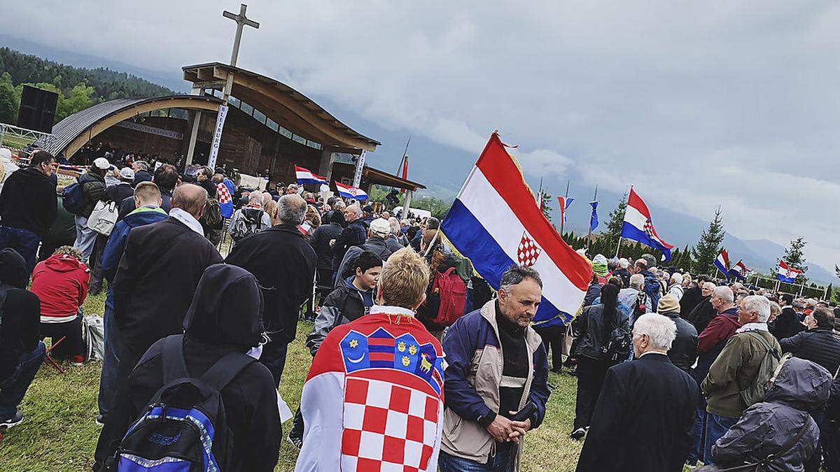 Ein Kroate wurde wegen nationalsozialistischer Wiederbetätigung heuer beim Kroatentreffen am Loibacher Feld verurteilt (Archivfoto)