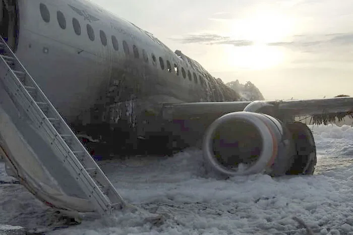Die staatliche Fluggesellschaft Aeroflot geht davon aus, dass ein Technikfehler den Piloten der Maschine vom Typ Suchoi Superjet-100 auf dem Weg nach Murmansk im Norden Russlands zum Umkehren zwang. Am Moskauer Flughafen ging die Maschine bei der Notlandung auf dem Rollfeld in Flammen auf.  