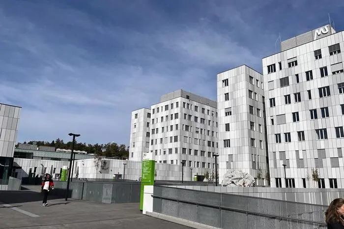 Oberhalb der Besucher-Tiefgarage des Klinikums gibt es nun die Mensa und ein Mensa-Café samt Gastgärten und viel öffentlichen Sonnendecks, auf denen Studierende tratschen oder lernen können.