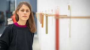 Annelies Senfter wuchs in Leisach auf. Die Künstlerin lebt inzwischen in Salzburg und erhielt zahlreiche Stipendien, Nominierungen und Auszeichnungen