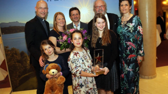 Den 10. "Golden Werzer's Award" gewannen die Mütter des SOS-Kinderdorfes Moosburg. Bei der Preisverleihung: Wiens Dompfarrer Toni Faber, Kinderdorf-Mutter Rosi Laggler, Kinderdorf-Leiter Gerald Stöckl, Hausherr Hans-Werner Frömmel, Hoteldirektorin Yasmin Stieber-Koptik, Lara, Katharina und Leonie.