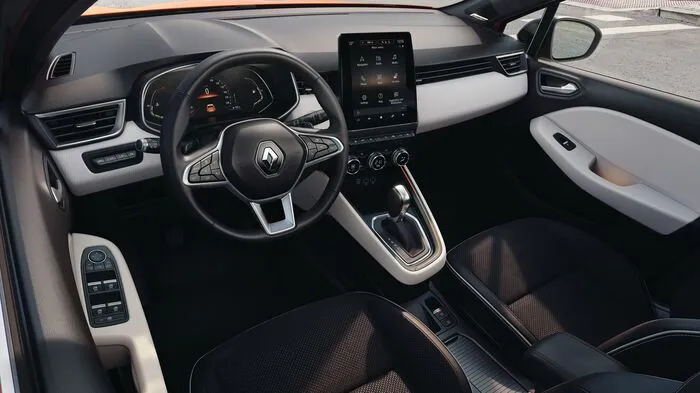 Bevor der Renault Clio auf dem Genfer Autosalon die Hüllen fallen lässt, zeigen die Franzosen die inneren Werte des Kleinwagens. Und die fünfte Auflage des seit 2013 meistverkauften Fahrzeugs seiner Klasse wartet gleich mit einem Superlativ auf. Dem größten Touchscreen seiner Klasse, der unübersehbar hochkant im Cockpit prangt.
