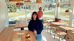 Der Blick vom Inneren nach draußen ins Stadtparkgrün