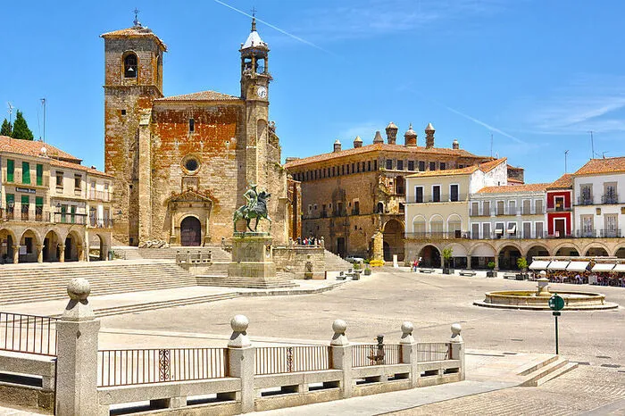 In Trujillo ist das Haus, in dem Eroberer Francisco Pizarro aufwuchs, zu sehen. Seine Statue steht auf dem Hauptplatz. Die Burg (Alcazaba) diente als Kulisse für die Serie "Game Of Thrones".
