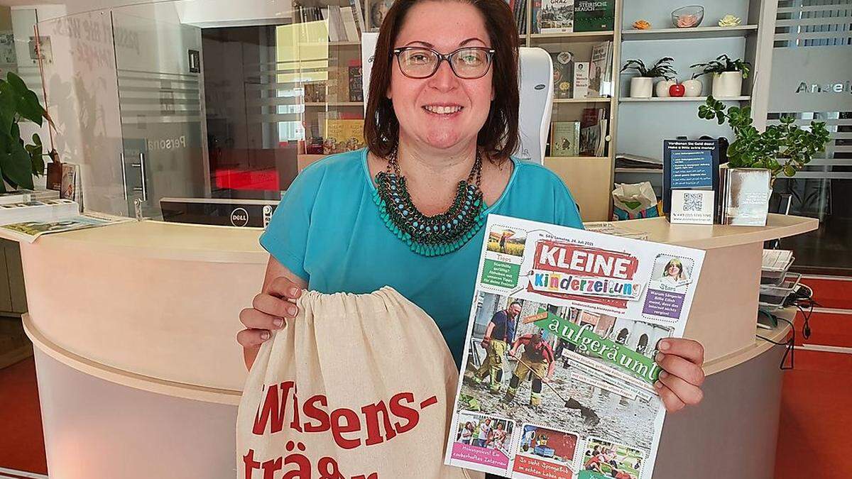 Kleine-Sekretärin Brigitte Wagner mit Sommer-Sackerl und Kinderzeitung