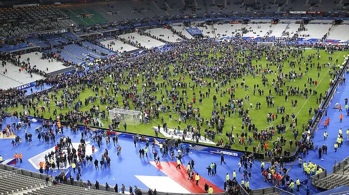 Während des Fußball-Länderspiels Frankreich gegen Deutschland ist im Stade de France in der Pariser Vorstadt Saint-Denis plötzlich eine Explosion zu hören: An Eingang D sprengt sich ein Selbstmordattentäter in die Luft und tötet  dabei einen Passanten. Eine gute halbe Stunde später zünden zwei weitere Täter an anderen Eingängen ihre Sprengstoffgürtel und verletzen dabei mehrere Menschen verletzen. Es gelingt ihnen aber nicht, in das Stadion einzudringen, in dem sich Frankreichs Präsident Francois Hollande mit 80.000 Menschen das Spiel anschaut.