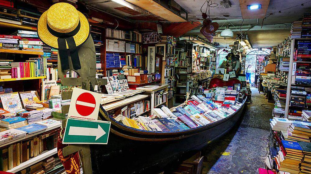 Die „Libreria Acqua Alta“ lagert Bücher in Gondeln