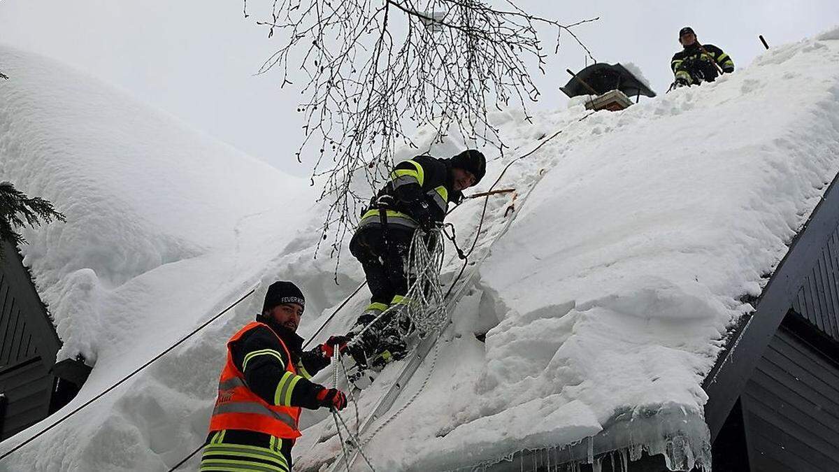 Dächer mussten von Schneemassen befreit werden