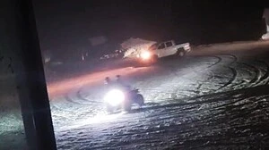 Einzelbild aus einer Videosequenz: Auto-Drifter bei Nacht und Neuschnee | Quad, Pick-ups & Co. driften bei Neuschnee am Parkplatz vor dem Gasthaus „Weinofenblick“