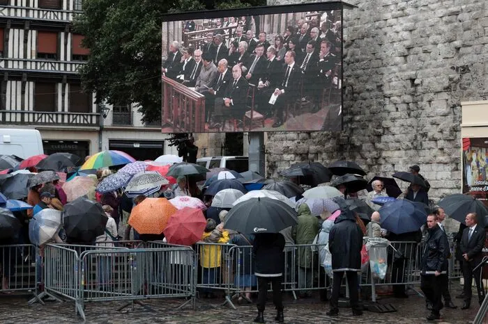 Trotz starken Regens versammelten sich zahlreiche Menschen vor der Kathedrale, um der Zeremonie beiwohnen zu können. Die Sicherheitsvorkehrungen waren enorm.
