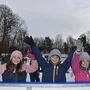 Emma, Nuki und Kiki konnten es schon nicht mehr erwarten: Gleich am ersten Tag drehten die Kinder auf der Eisfläche ihre runden