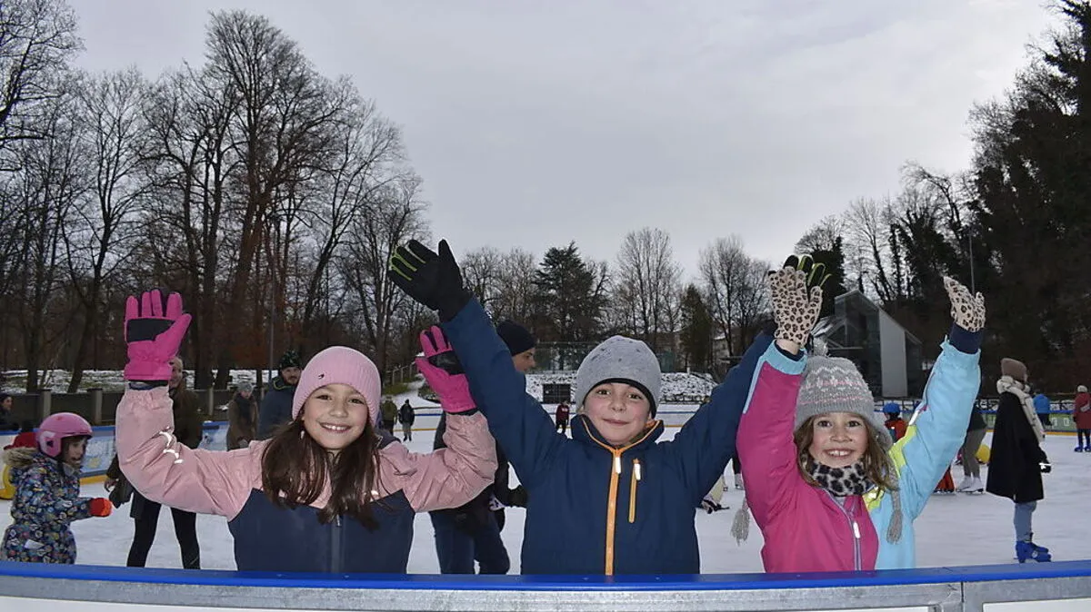 Emma, Nuki und Kiki konnten es schon nicht mehr erwarten: Gleich am ersten Tag drehten die Kinder auf der Eisfläche ihre runden