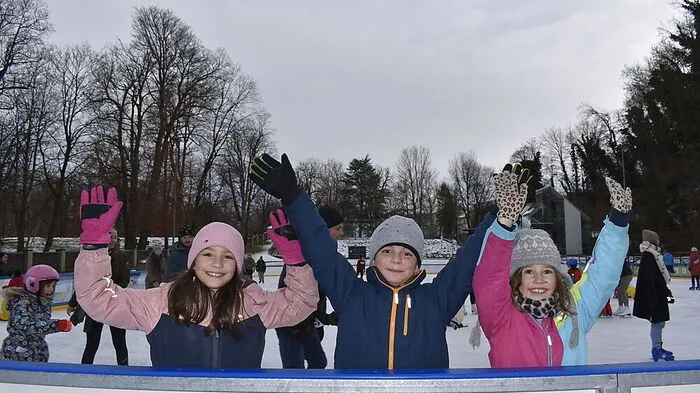 Emma, Nuki und Kiki konnten es schon nicht mehr erwarten: Gleich am ersten Tag drehten die Kinder auf der Eisfläche ihre runden