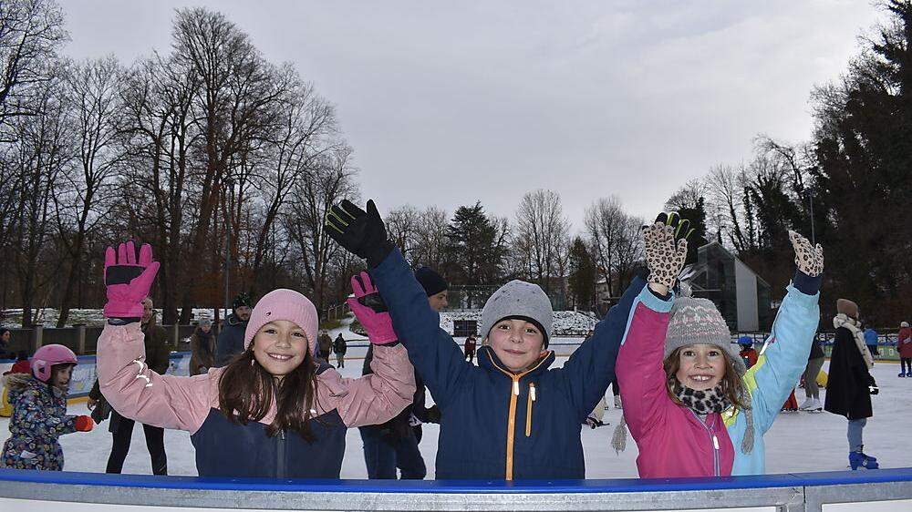 Emma, Nuki und Kiki konnten es schon nicht mehr erwarten: Gleich am ersten Tag drehten die Kinder auf der Eisfläche ihre runden