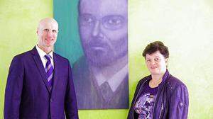 Der Maler Leo Hainzl mit der Krieglacher Bürgermeisterin Regina Schrittwieser, dahinter Rosegger in der Lebensmitte