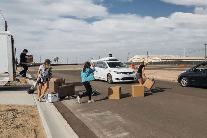Zugleich stellte Krafcik einen "fahrerlosen Service" von Waymo in Aussicht, der per App buchbar sein solle.