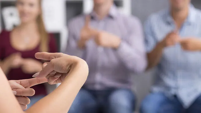 Die Gebärdensprache wird als zweite lebende Fremdsprache im Lehrplan verankert