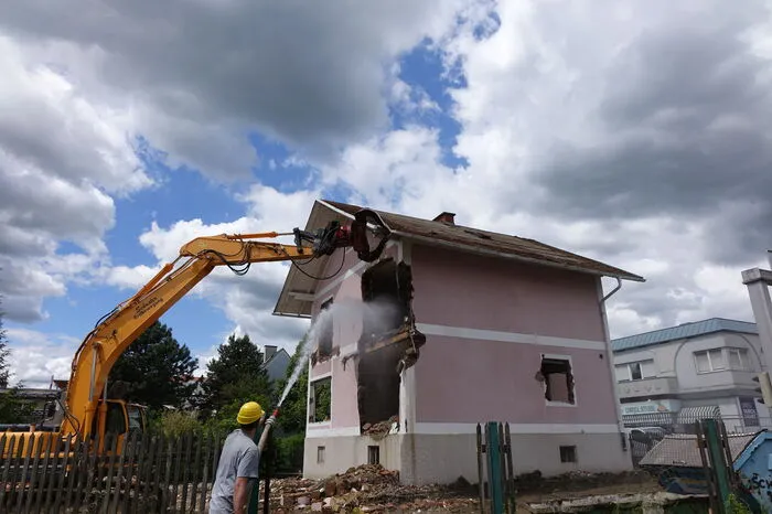 Auch das rosarote Rudl-Haus musste fallen.