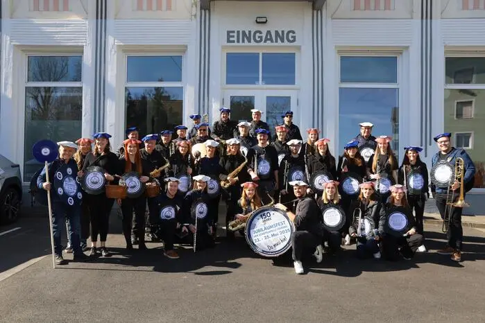 Die Stadtkapelle Fehring führte den Zug der Faschingsbegeisterten an