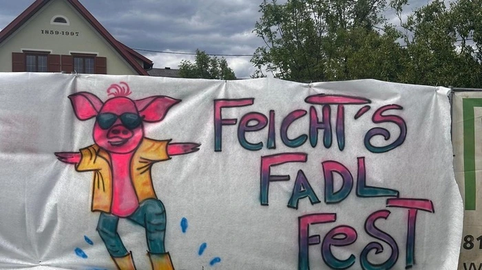 Am vergangenen Samstag lud die Landjugend Tulwitz wieder zum legendären „Feicht‘s Fadl Fest“ ein. Dieses ist längst über die Ortsgrenzen hinaus bekannt und lockte mit guter Stimmung und super Musik zahlreiche Besucher nach Tulwitz.