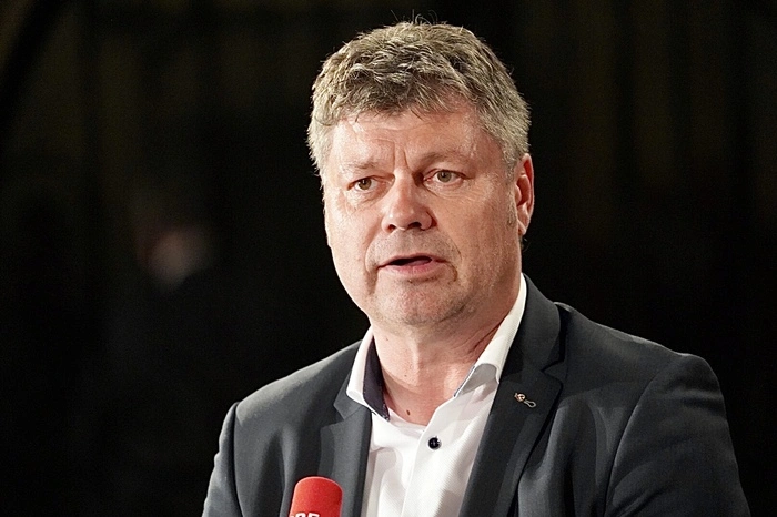 Bürgermeister Gerhard Pirih verkündet das vorläufige Endergebnis .
