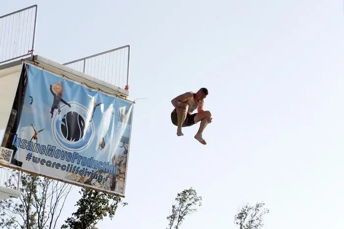 Für den „kribbelnden“ Abschluss unter den staunenden Badegästen sorgte eine Springer- und Stuntshow vom Sprungturm.