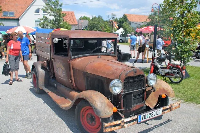 Motorräder, Autos, Traktoren - für Oldtimer-Fans blieben kaum Wünsche offen.