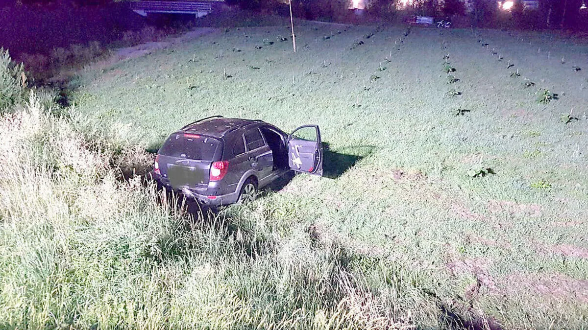 Das vordere Fahrzeug wurde über eine Böschung geschleudert