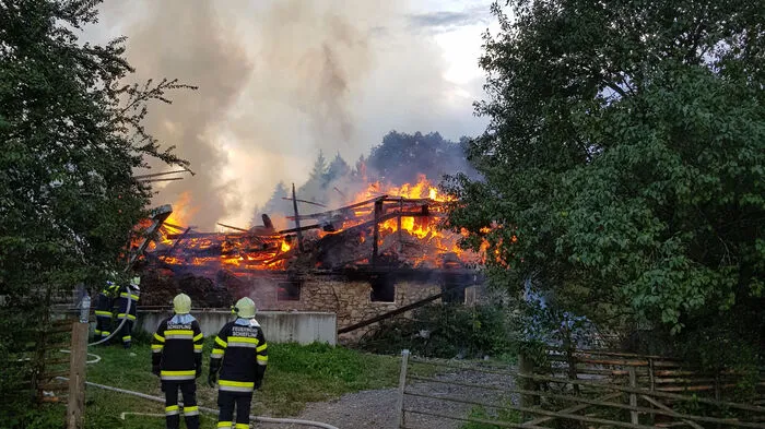 Sieben Feuerwehren des Bezirks Wolfsberg rückten Donnerstagabend zu einem Vollbrand eines Wirtschaftsgebäudes auf einem Bauernhof in Gräbern aus.