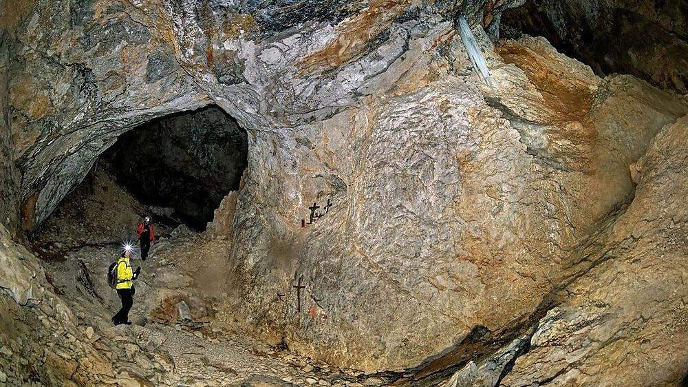 Das Begehen der Frauenmauerhöhle ist nur mit staatlich geprüften Höhlenführern erlaubt, woran sich Wanderer oft nicht halten